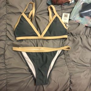 Army green Cupshe bikini!! 👙